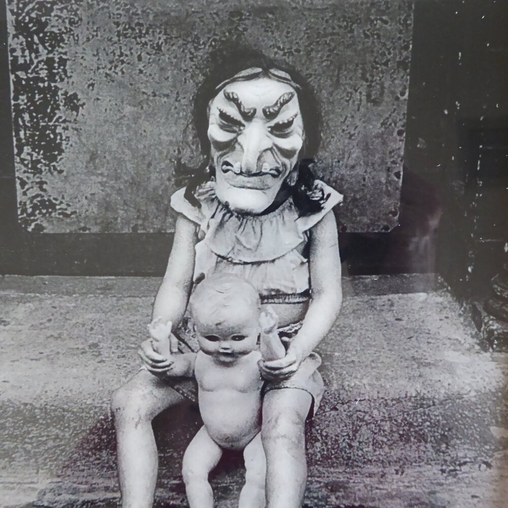 NEW 15" HALLOWEEN CREEPY WITCH GIRL HOLDING DOLL SCARY FRAME EASEL BACK ODDITY - Picture 9 of 11